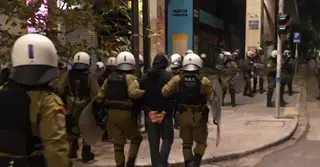 এথেন্সে কিশোর নিহতের ১৭তম বার্ষিকীতে বিক্ষোভ, পুলিশের সঙ্গে সংঘর্ষ